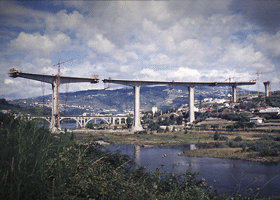 Douro -joki. Vanha ja uusi rakenteilla oleva silta