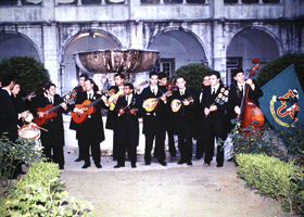 Estudantina yhdistyksen juhlassa Kaakelimuseossa Expo'98 aikaan